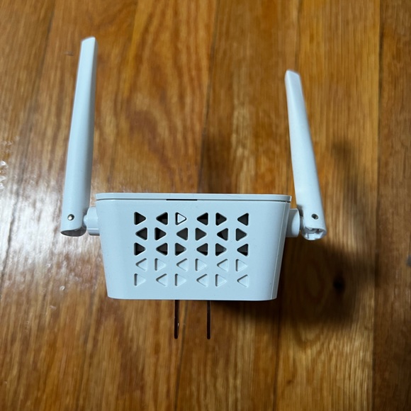 Netgear WiFi Extender in White - Picture 6 of 6